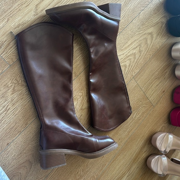 Brown knee high boots - Picture 1 of 1